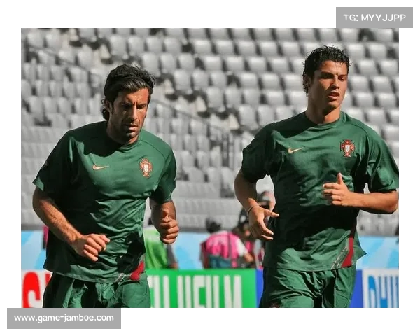 菲戈珍藏球衣回忆欧冠辉煌时刻 称其象征人生最快乐阶段 菲戈珍藏球衣回忆欧冠辉煌时刻 称其象征人生最快乐阶段