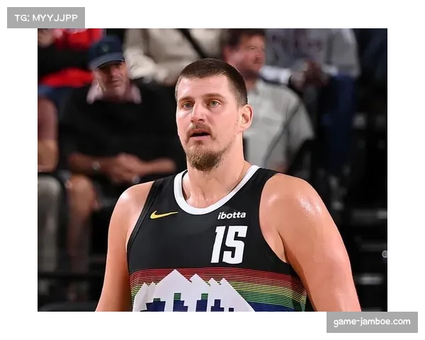 勇士队抵达丹佛，格林在采访中强调球队将用换防应对约基奇